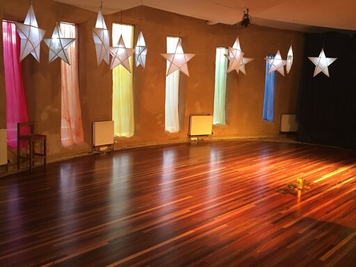 Luminous stars decorate a communal hall, welcoming a night of sacred storytelling, seasonal rhythm, and First Peoples recognition.